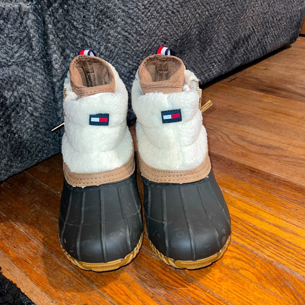 NWOT Tommy Hilfiger boots